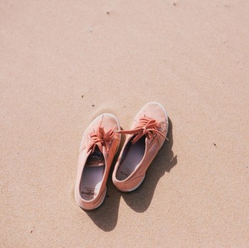 5 Jenis Sepatu yang Cocok Dipakai saat Cuaca Panas