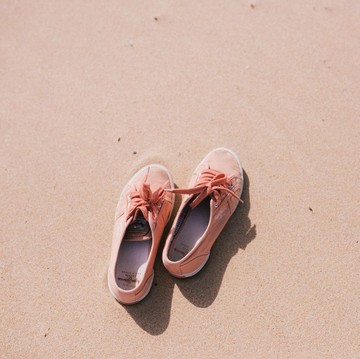5 Jenis Sepatu yang Cocok Dipakai saat Cuaca Panas