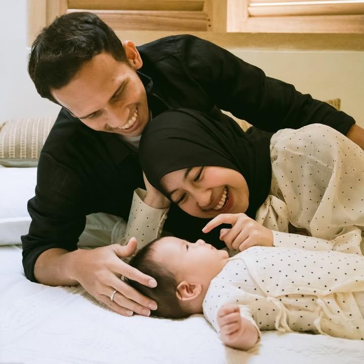 <p>Kolom komentar segera dipenuhi beragam pujian dari netizen. &ldquo;iiii gemayyy mashaAllahhh,&rdquo; tulis akun <em>@arsy****.</em> &ldquo;Akhirnya Face Reveal masyaallah elara cantik bgt,&rdquo; tulis akun <em>@ncaaaaa****.</em> &ldquo;Elara sayang cantik sekali masyaAllah,&rdquo; tulis akun <em>@marsha****.&nbsp;</em>(Foto: Instagram @egymaulanavikri/@adiba.knza)</p>