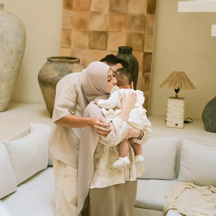 <p>Sebagai informasi, Adiba melahirkan Elara pada 11 Desember 2025 melalui persalinan normal. Kehadirannya tentu menambah warna baru bagi rumah tangga Adiba dan Egy, Bunda.&nbsp;(Foto: Instagram @egymaulanavikri/@adiba.knza)</p>