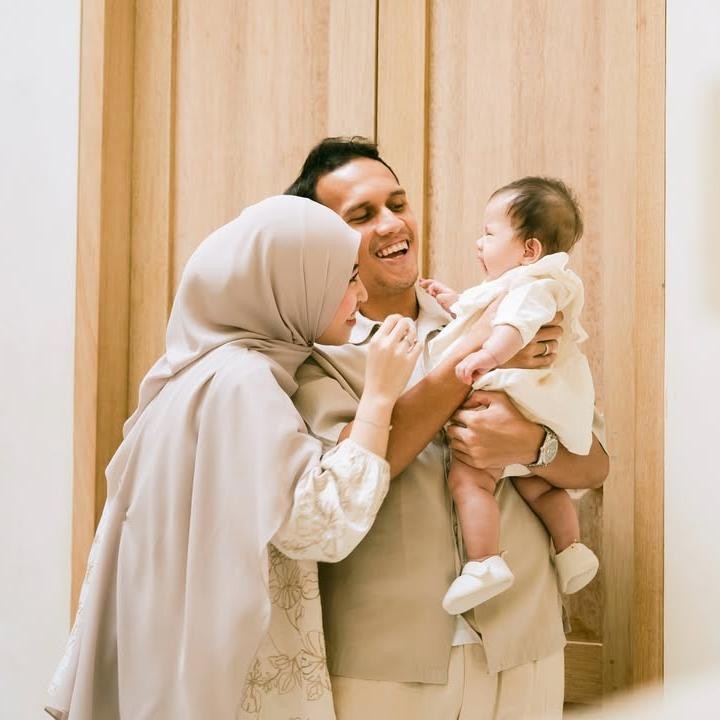 <p>Setelah enam bulan menjaga privasi anak dari sorotan publik, Adiba Khanza dan Egy Maulana Vikri akhirnya menunjukkan paras sang putri, Elara Maha Kalira, untuk pertama kalinya. (Foto: Instagram @egymaulanavikri/@adiba.knza)</p>