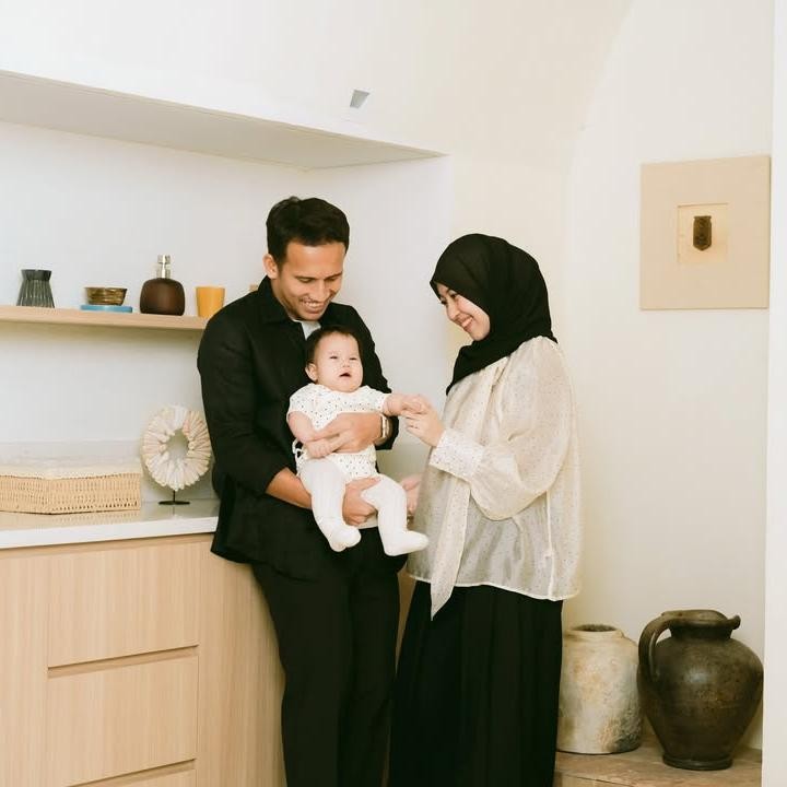 <p>Momen tersebut diketahui langsung melalui beberapa foto yang diunggah Egy di akun Instagram pribadinya. &ldquo;Begitu banyak cinta untukmu, selalu. Selamat 6 bulan, Elara,&rdquo; tulis Egy, dikutip dari laman Instagram <em>@egymaulanavikri,</em> Jumat (12/6/2026).&nbsp;(Foto: Instagram @egymaulanavikri/@adiba.knza)</p>