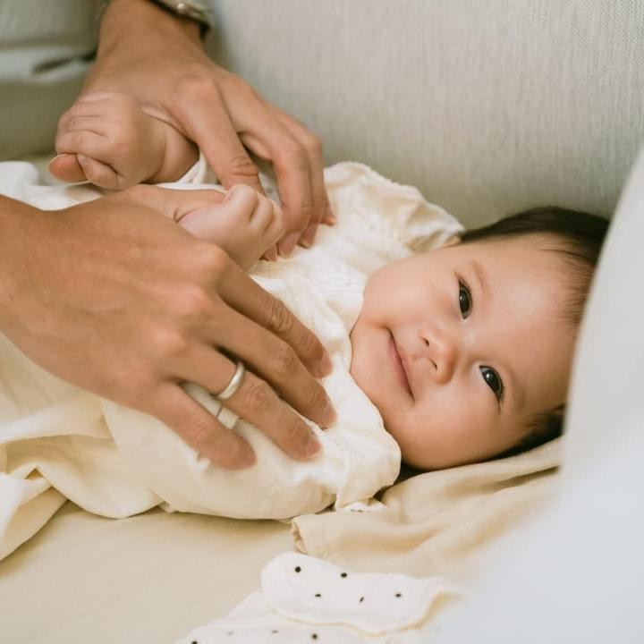 <p>Dalam deretan foto yang diunggah, pasangan ini turut membagikan potret Elara dari jarak dekat. Paras menggemaskan bayi kecil itu pun langsung mencuri perhatian para pengikut mereka di media sosial.&nbsp;(Foto: Instagram @egymaulanavikri/@adiba.knza)</p>