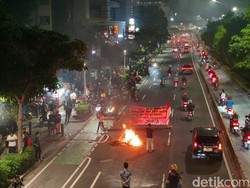 Massa Demo Sempat Bakar Sampah di Jalan Salemba Jakpus, Kini Sudah Kondusif