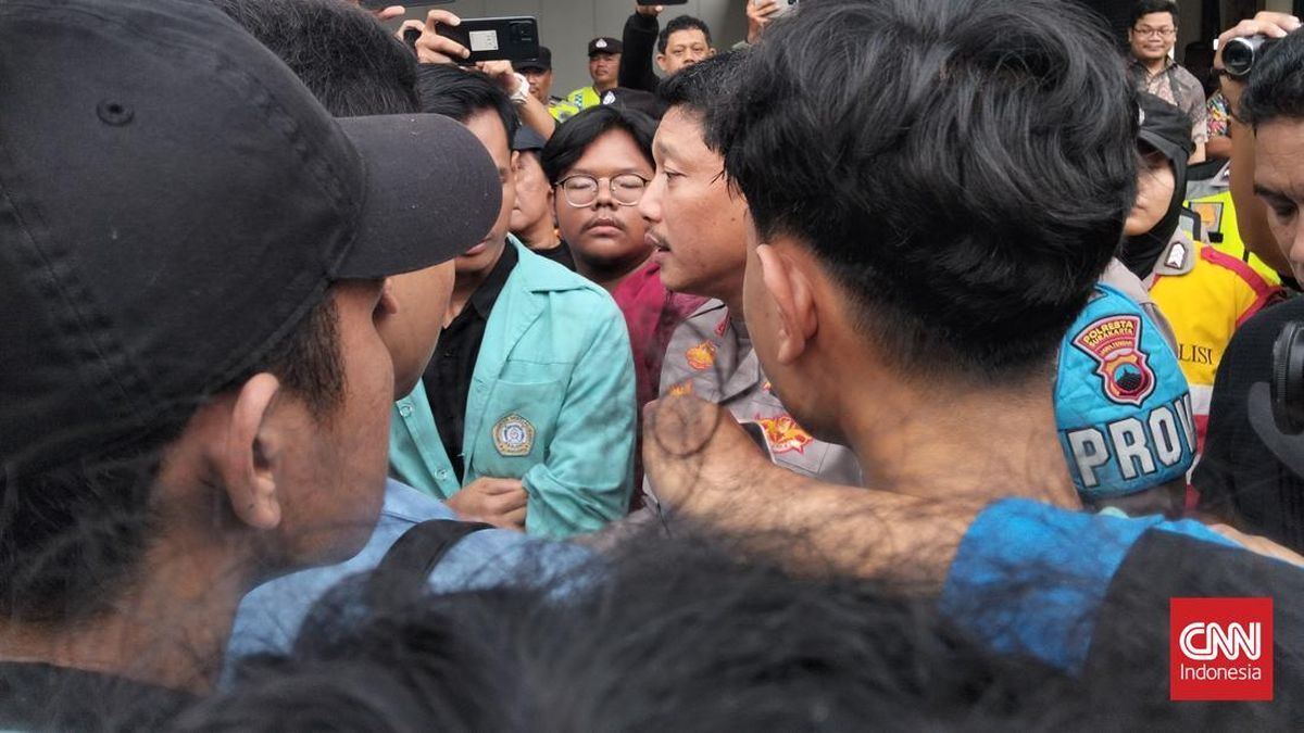 Polisi Bantah Tahan Dua Demonstran di Solo