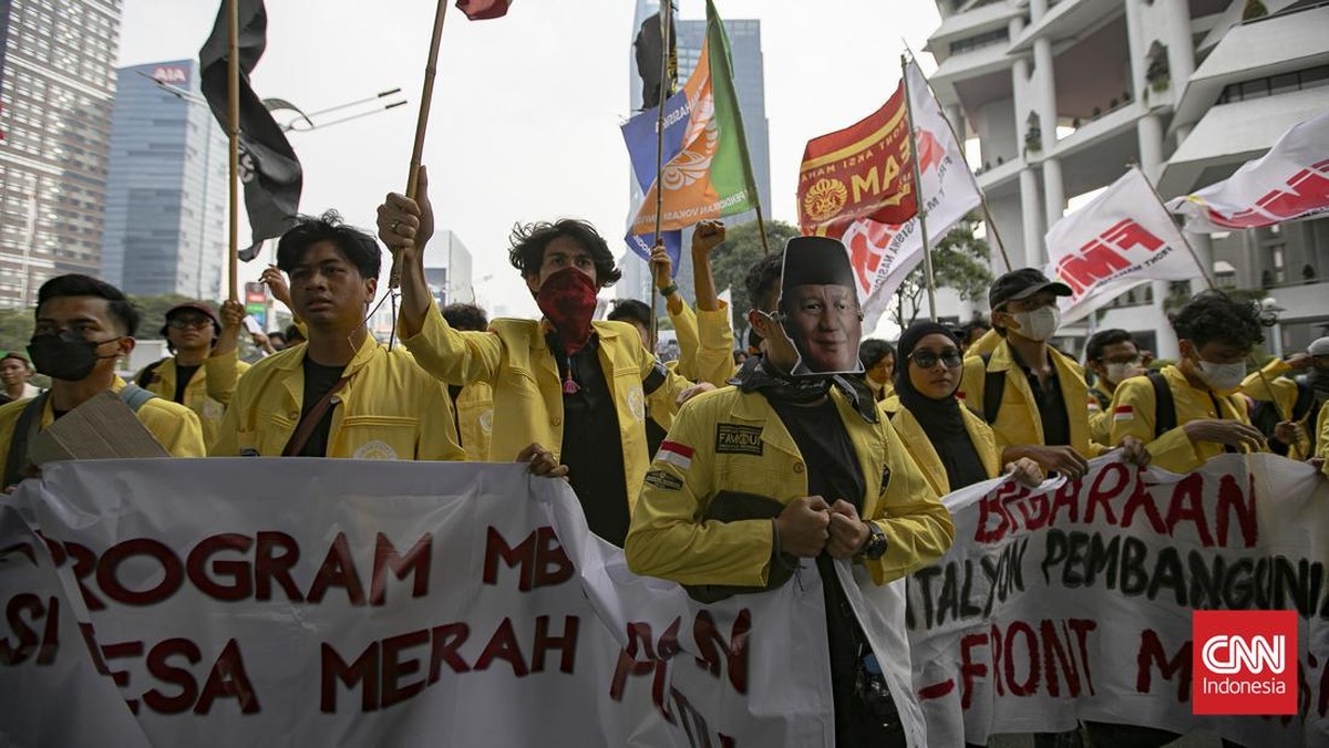 Mahasiswa melakukan aksi unjuk rasa di Jalan MH Thamrin, Jakarta, Jumat (12/6/2026). Unjuk rasa mahasiswa tersebut untuk menuntut perbaikan tata kelola perekonomian nasional. CNNIndonesia/Adi ibrahim