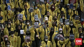 Mahasiswa melakukan aksi unjuk rasa di Jalan MH Thamrin, Jakarta, Jumat (12/6/2026). Unjuk rasa mahasiswa tersebut untuk menuntut perbaikan tata kelola perekonomian nasional. (CNNIndonesia/Adi ibrahim)