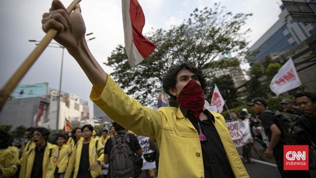 Mahasiswa melakukan aksi unjuk rasa di Jalan MH Thamrin, Jakarta, Jumat (12/6/2026). Unjuk rasa mahasiswa tersebut untuk menuntut perbaikan tata kelola perekonomian nasional. CNNIndonesia/Adi ibrahim