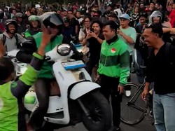 Video Aksi Standing Motor Driver Ojol Jadi Hiburan Demonstran di Sudirman