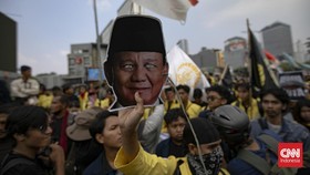Unjuk rasa mahasiswa di Jalan MH Thamrin, Jakarta, Jumat (12/6/2026). Massa mahasiswa menuntut perbaikan tata kelola perekonomian nasional. CNNIndonesia/Adi ibrahim