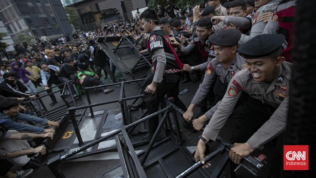 Mahasiswa melakukan aksi unjuk rasa di Jalan MH Thamrin, Jakarta, Jumat (12/6/2026). Unjuk rasa mahasiswa tersebut untuk menuntut perbaikan tata kelola perekonomian nasional. CNNIndonesia/Adi ibrahim