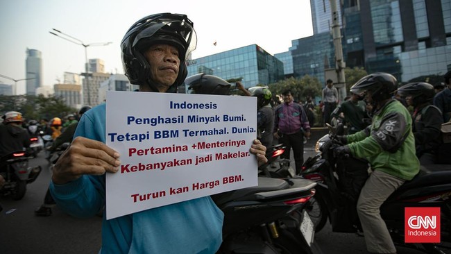 Mahasiswa melakukan aksi unjuk rasa di Jalan MH Thamrin, Jakarta, Jumat (12/6/2026). Unjuk rasa mahasiswa tersebut untuk menuntut perbaikan tata kelola perekonomian nasional. CNNIndonesia/Adi ibrahim