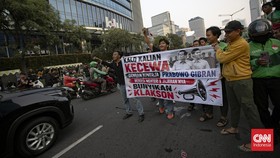 Massa mahasiswa melakukan aksi di Jakarta, Jumat (12/6).