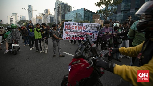 Mahasiswa melakukan aksi unjuk rasa di Jalan MH Thamrin, Jakarta, Jumat (12/6/2026). Unjuk rasa mahasiswa tersebut untuk menuntut perbaikan tata kelola perekonomian nasional. CNNIndonesia/Adi ibrahim