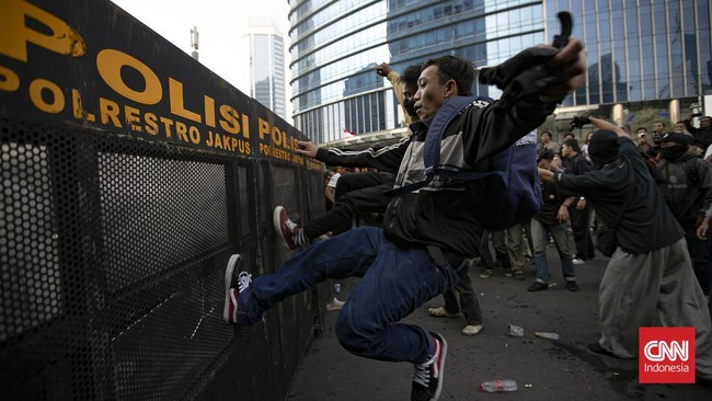 Mahasiswa melakukan aksi unjuk rasa di Jalan MH Thamrin, Jakarta, Jumat (12/6/2026). Unjuk rasa mahasiswa tersebut untuk menuntut perbaikan tata kelola perekonomian nasional. CNNIndonesia/Adi ibrahim