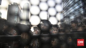 Mahasiswa melakukan aksi unjuk rasa di Jalan MH Thamrin, Jakarta, Jumat (12/6/2026). Unjuk rasa mahasiswa tersebut untuk menuntut perbaikan tata kelola perekonomian nasional. CNNIndonesia/Adi ibrahim