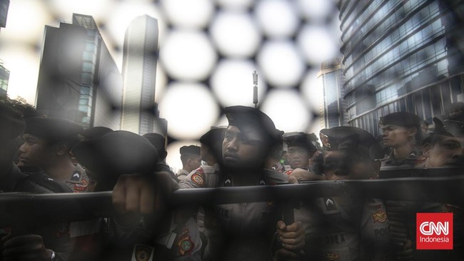Mahasiswa melakukan aksi unjuk rasa di Jalan MH Thamrin, Jakarta, Jumat (12/6/2026). Unjuk rasa mahasiswa tersebut untuk menuntut perbaikan tata kelola perekonomian nasional. CNNIndonesia/Adi ibrahim