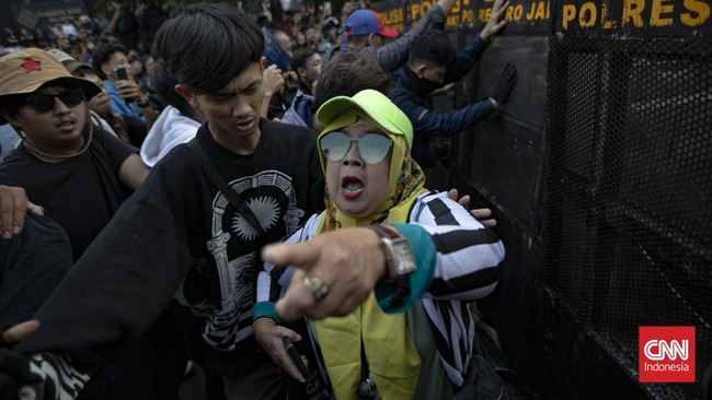 Mahasiswa melakukan aksi unjuk rasa di Jalan MH Thamrin, Jakarta, Jumat (12/6/2026). Unjuk rasa mahasiswa tersebut untuk menuntut perbaikan tata kelola perekonomian nasional. CNNIndonesia/Adi ibrahim