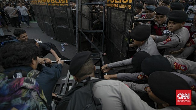 Mahasiswa melakukan aksi unjuk rasa di Jalan MH Thamrin, Jakarta, Jumat (12/6/2026). Unjuk rasa mahasiswa tersebut untuk menuntut perbaikan tata kelola perekonomian nasional. CNNIndonesia/Adi ibrahim