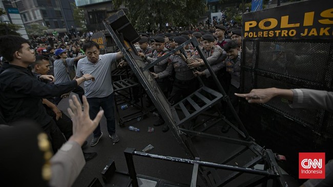 Mahasiswa melakukan aksi unjuk rasa di Jalan MH Thamrin, Jakarta, Jumat (12/6/2026). Unjuk rasa mahasiswa tersebut untuk menuntut perbaikan tata kelola perekonomian nasional. CNNIndonesia/Adi ibrahim