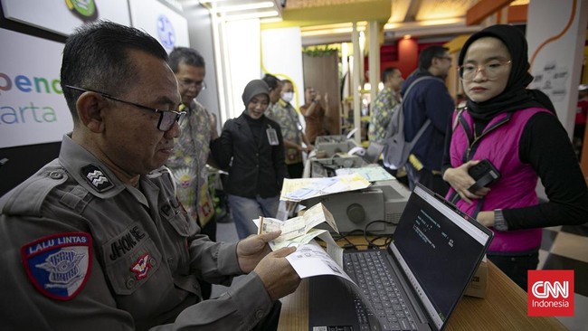 Anjungan Pemerintah Provinsi (Pemprov) DKI Jakarta di Hall C1 di JIEXPO Kemayoran, Jakarta Pusat, diserbu pengunjung pada hari pertama gelaran Jakarta Fair Kemayoran 2026, Kamis (11/6). (CNN Indonesia/Adi ibrahim)
