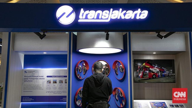 Anjungan Pemerintah Provinsi (Pemprov) DKI Jakarta di Hall C1 di JIEXPO Kemayoran, Jakarta Pusat, diserbu pengunjung pada hari pertama gelaran Jakarta Fair Kemayoran 2026, Kamis (11/6). (CNN Indonesia/Adi ibrahim)