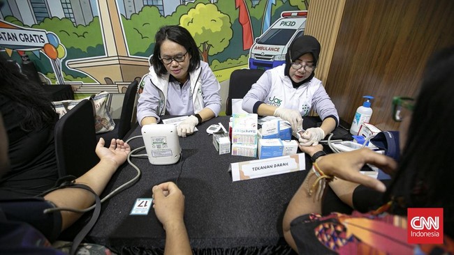Anjungan Pemerintah Provinsi (Pemprov) DKI Jakarta di Hall C1 di JIEXPO Kemayoran, Jakarta Pusat, diserbu pengunjung pada hari pertama gelaran Jakarta Fair Kemayoran 2026, Kamis (11/6). (CNN Indonesia/Adi ibrahim)