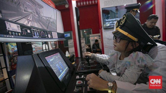 Anjungan Pemerintah Provinsi (Pemprov) DKI Jakarta di Hall C1 di JIEXPO Kemayoran, Jakarta Pusat, diserbu pengunjung pada hari pertama gelaran Jakarta Fair Kemayoran 2026, Kamis (11/6). (CNN Indonesia/Adi ibrahim)