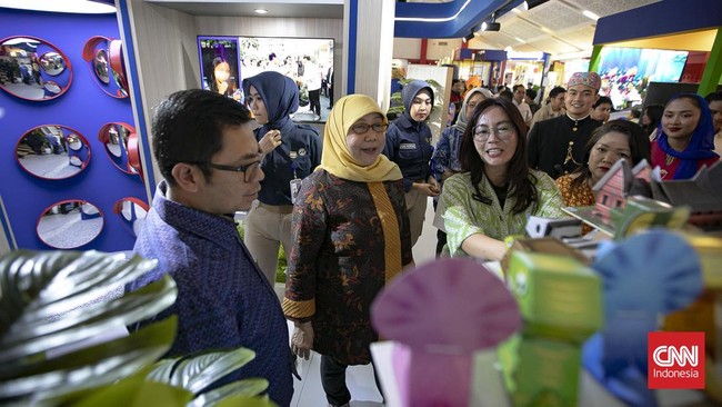 Anjungan Pemerintah Provinsi (Pemprov) DKI Jakarta di Hall C1 di JIEXPO Kemayoran, Jakarta Pusat, diserbu pengunjung pada hari pertama gelaran Jakarta Fair Kemayoran 2026, Kamis (11/6). (CNN Indonesia/Adi ibrahim)