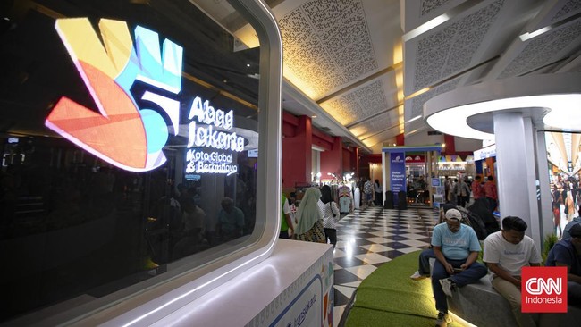Anjungan Pemerintah Provinsi (Pemprov) DKI Jakarta di Hall C1 di JIEXPO Kemayoran, Jakarta Pusat, diserbu pengunjung pada hari pertama gelaran Jakarta Fair Kemayoran 2026, Kamis (11/6). (CNN Indonesia/Adi ibrahim)