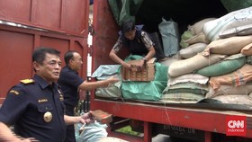 Bea Cukai menggagalkan upaya peredaran 8.262.000 batang rokok ilegal dalam dua penindakan terpisah di kawasan.