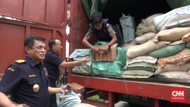 Bea Cukai menggagalkan upaya peredaran 8.262.000 batang rokok ilegal dalam dua penindakan terpisah di kawasan.