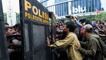 Polisi Tangkap 2 Pria Bawa Molotov Saat Demo di Jakarta