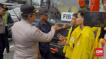Bus Dicegat Polisi, Mahasiswa Long March ke Bundaran HI