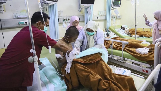 Tenaga kesehatan memberikan perawatan kepada korban ledakan kamar mesin KMP Aceh Hebat 2 di RSUD dr Zainoel Abidin, Banda Aceh, Aceh, Jumat (12/6/2026). Dugaan ledakan di kamar mesin KMP Aceh Hebat 2 mengakibatkan 15 orang, terdiri atas 14 taruna Sek