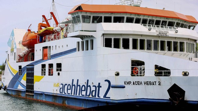 Mobil pemadam kebakaran keluar dari KMP Aceh Hebat 2 usai menangani dugaan ledakan di kamar mesin kapal tersebut di Pelabuhan Ulee Lheue, Banda Aceh, Aceh, Jumat (12/6/2026). Dugaan ledakan di kamar mesin KMP Aceh Hebat 2 mengakibatkan 15 orang, terd