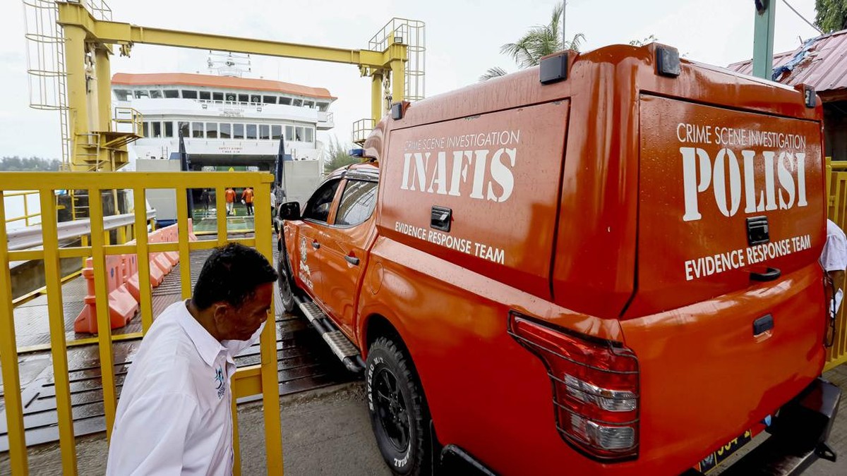 Mobil pemadam kebakaran keluar dari KMP Aceh Hebat 2 usai menangani dugaan ledakan di kamar mesin kapal tersebut di Pelabuhan Ulee Lheue, Banda Aceh, Aceh, Jumat (12/6/2026). Dugaan ledakan di kamar mesin KMP Aceh Hebat 2 mengakibatkan 15 orang, terd