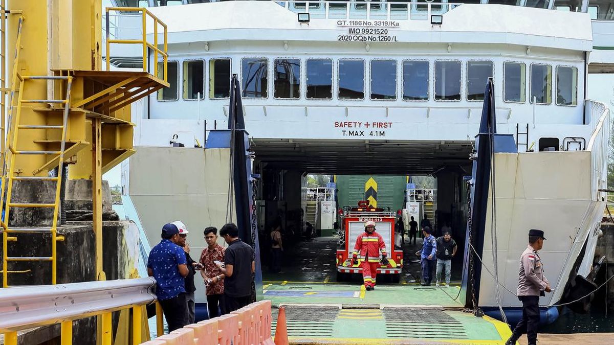 FOTO: Kamar Mesin Meledak, 15 Korban Dilarikan dari KMP Aceh Hebat 2