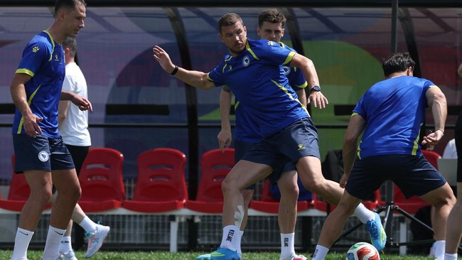 TORONTO, ONTARIO - JUNE 11: Edin Dzeko during the training and press conference of Bosnia and Herzegovina one day ahead of the FIFA World Cup 2026 Group B match between Canada and Bosnia and Herzegovina at Toronto Stadium on June 11, 2026 in Toronto,
