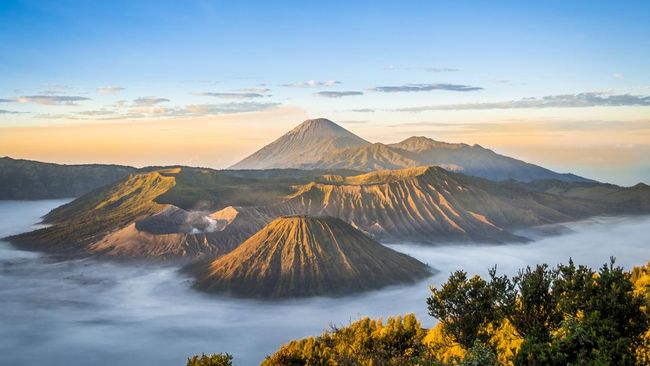 Gunung Bromo Berselimut Salju Perdana Tahun Ini, Wisatawan Antusias Berburu Embun Upas