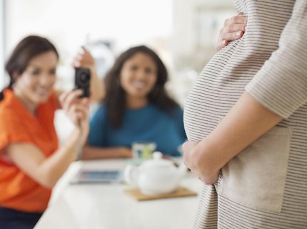 Terpisah Puluhan Tahun, Foto Kehamilan Ibu dan Anak Ini Bikin Haru