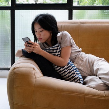 5 Ciri Kepribadian Orang yang Buka Medsos Setiap Hari Tapi Jarang Update Status