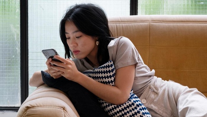 5 Ciri Kepribadian Orang yang Buka Medsos Setiap Hari Tapi Jarang Update Status