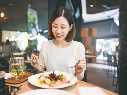9 Tanda Orang Cerdas yang Terlihat dari Cara Makan