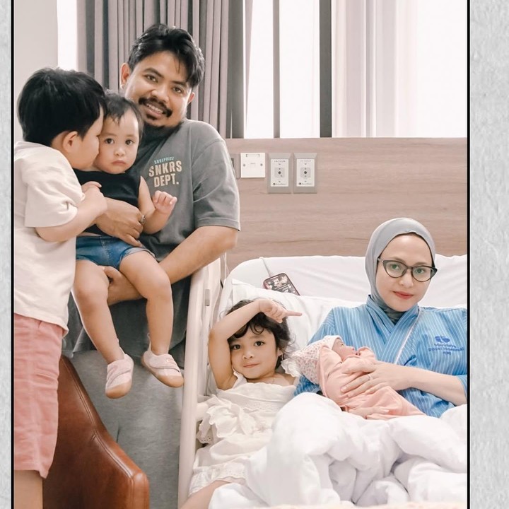 <p>Indah dan Rigen berharap mereka bisa menjalankan peran sebagai orang tua untuk putri mereka. Di sisi lain, keduanya berharap Baby Cida bisa memberikan kebahagiaan bagi keluarga. "Semoga kami bisa menjaga dan menjalankan amanah ini dengan penuh cinta dan tanggung jawab untuk keempat anak kami. Dan semoga anak kami bisa saling mengasihi dan selalu mengingatkan kebaikan satu sama lain," ungkap Indah dan Rigen. (Foto: Instagram @indhningtys)</p>