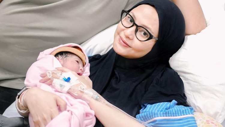 Indah Istri Rigen Rakelna Melahirkan Anak Keempat