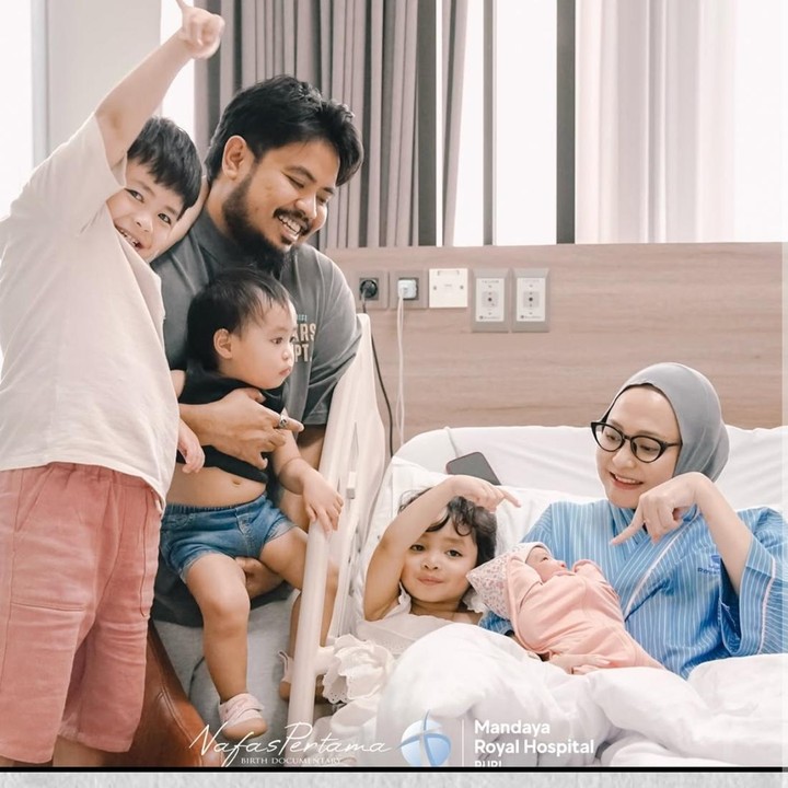 <p>Kehadiran Baby Cida juga membawa kebahagiaan bagi ketiga anak Indah dan Rigen. Ketiganya menyambut sang adik dengan penuh suka cita, Bunda. Rigen dan Indah sebelumnya telah dikaruniai tiga anak, yakni Muhammad Gharvi Aldevaro Rakelna, Essilie Nimpuna Rakelna, dan Navarin Thufaila Rakelna.</p>