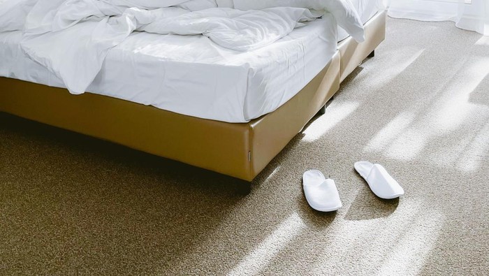 Kamar hotel menyediakan slippers untuk tamu yang bisa dibawa pulang