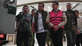 Tersangka kasus dugaan tindak pidana korupsi tata kelola program Makan Bergizi Gratis (MBG), Andri Mulyono (tengah).