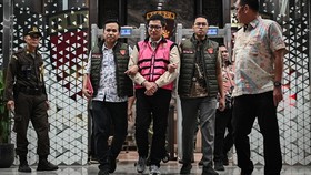 Tersangka kasus dugaan tindak pidana korupsi tata kelola program MBG, Andri Mulyono (tengah) adalah Komisaris PT Yasa Artha Trimanunggal (PT YAT).